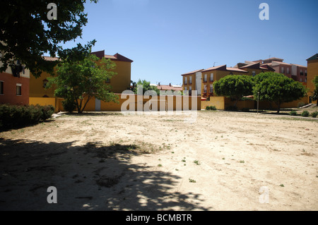 Eine grobe, Schmutz Fußballfeld mit den Felsen von Gibraltar im Hintergrund. Stockfoto