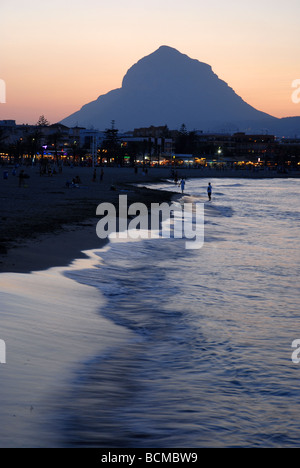 Blick entlang der Arenal Strand bis Montgo bei Sonnenuntergang, Javea / Xabia, Provinz Alicante, Comunidad Valenciana, Spanien Stockfoto