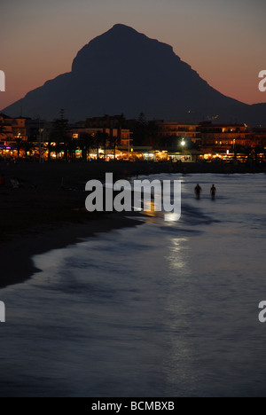 Blick entlang der Arenal Strand bis Montgo bei Sonnenuntergang, Javea / Xabia, Provinz Alicante, Comunidad Valenciana, Spanien Stockfoto