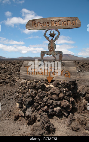 Melden Sie auf Lavastein, entworfen vom Künstler César Manrique am Eingang zum Nationalpark Timanfaya auf Lanzarote auf den Kanarischen Inseln Stockfoto