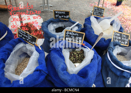 Spezialität aromatisierter natürlichen Meer Salze in einem französischen Markt verkauft. Stockfoto