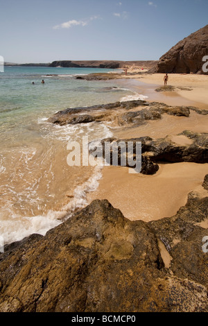 Sandstrände und felsige Buchten am Playa de Papagayo Beach auf der südlichen Küste von Lanzarote auf den Kanarischen Inseln in Spanien Stockfoto