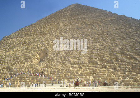 Touristen steigen bis zum Eingang des historischen Pyramiden von Gizeh, Kairo, Ägypten, Nordafrika Stockfoto