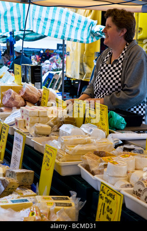 Ein Käse-Stand auf der Donnerstagsmarkt Fame s in der typisch englische Marktstadt Devizes Wiltshire England UK Stockfoto