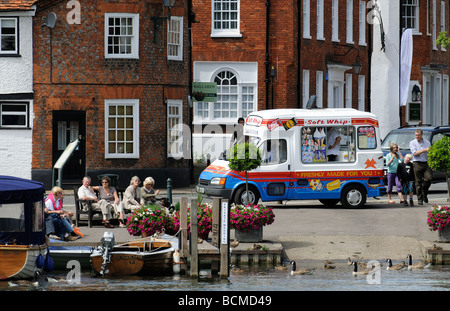 Eiswagen geparkt am Flussufer in Henley on Thames Oxforshire England UK Stockfoto