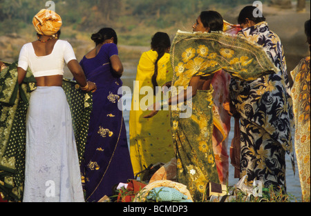 Frauen nach dem Baden im Fluss Tungabhadra Hampi Karnataka Indien Stockfoto