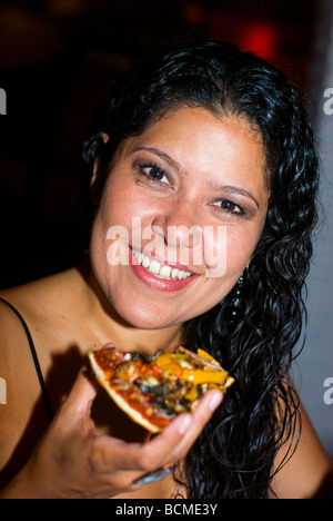 Frau isst Pizza in einem restaurant Stockfoto
