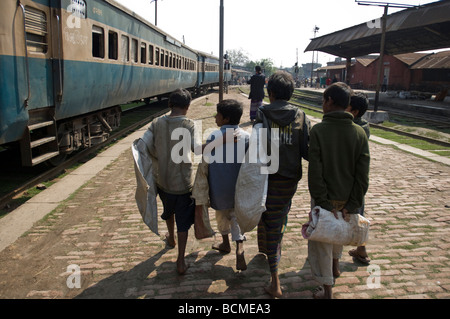 Lappen, die Kinder in Khulna Bangladesch Kommissionierung Stockfoto