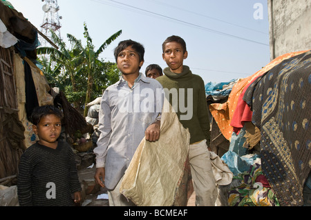 Lappen, die Kinder in Khulna Bangladesch Kommissionierung Stockfoto