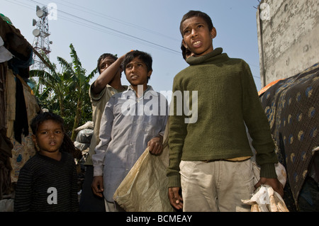 Lappen, die Kinder in Khulna Bangladesch Kommissionierung Stockfoto