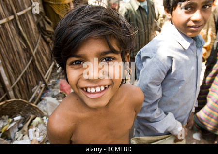 Lappen, die Kinder in Khulna Bangladesch Kommissionierung Stockfoto