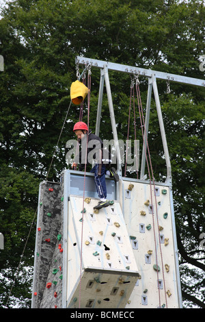 Ein kleiner Junge an einer Kletterwand. Stockfoto