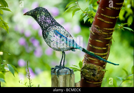 Ein Draht Vogel Skulptur in den Zweigen Gärten in Swindon Wiltshire England UK Stockfoto