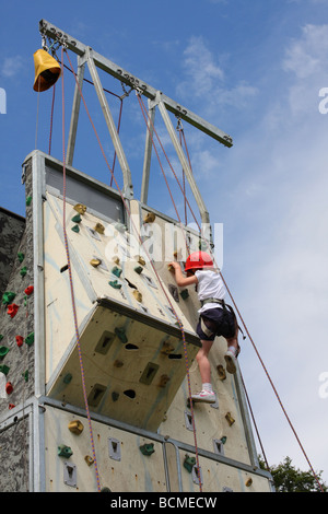 Ein junges Mädchen an einer Kletterwand. Stockfoto