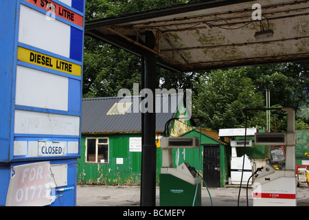 Eine stillgelegte ländlichen Tankstelle in Großbritannien. Stockfoto