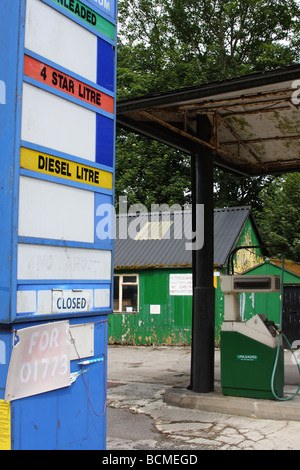 Eine stillgelegte ländlichen Tankstelle in Großbritannien. Stockfoto