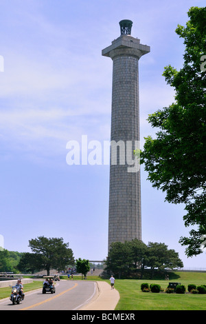Besucher auf Put in Bay fahren Motorräder und Golf-Carts, vorbei an der Perry Sieg und International Peace Memorial Stockfoto
