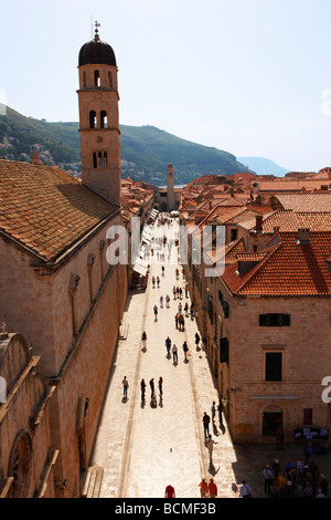 Placa (Stradum) - Hauptstraße in Dubrovnik mit Blick auf den Glockenturm - Kroatien Stockfoto