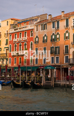 Italien Venetien Venedig Venezia Palästen Paläste Ferienwohnungen und Restaurants entlang des Canal Grande bei Sonnenaufgang Stockfoto