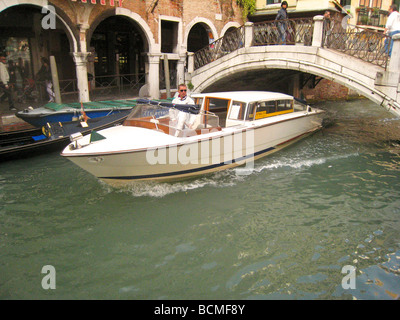 Italien Venetien Venedig Venezia Wassertaxi Fahrten unter Brücke auf SS Apostoli Canale Stockfoto