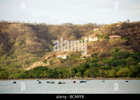 Boote vertäut am Playa Flamingo Strand an der Pazifikküste von Guanacaste. Es ist bekannt für seinen schwarzen Sand in Costa Rica Stockfoto