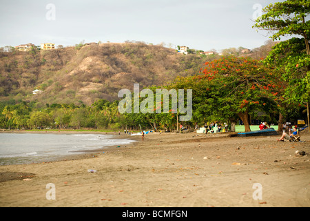 Ein Blick auf Playa Flamingo Strand an der Pazifikküste von Guanacaste. Es ist bekannt für seinen schwarzen Sand in Costa Rica Stockfoto