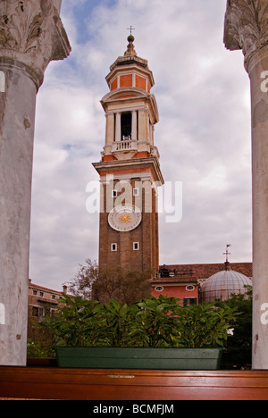 Italien Venetien Venedig Venezia Glockenturm und Uhr auf Chiesa di Santi Apostoli aus master-Suite Hotel Antico Doge Stockfoto