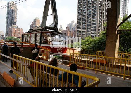 Roosevelt Island Tramway an seiner Station, New York NY Stockfoto