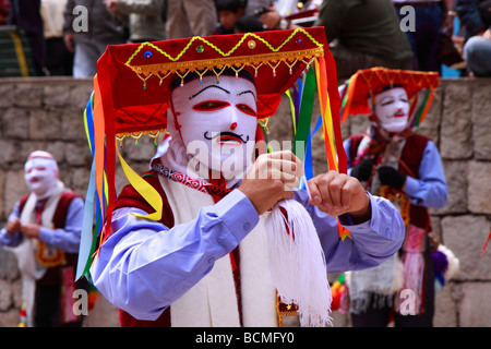 verkleidete Menschen bei einer Prozession in Aguas Calientes, Peru Stockfoto