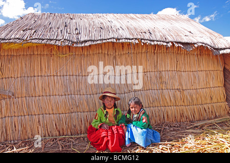 junge Mädchen auf einer Uro-Insel, Titicacasee, Peru Stockfoto