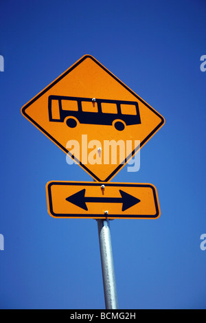 Gelben Bus Zeichen Posten auf einer Straße in Brisbane Australien Stockfoto