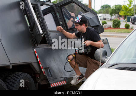 Discovery Channel Videofilmer steigt in die Tornado abfangen Fahrzeug 2 in Lincoln Nebraska 31. Mai 2009 Stockfoto