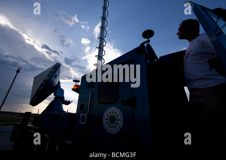 Doppler auf Rädern 7 DOW 7 scannt einen fernen Gewitter im ländlichen Südwesten Iowa 31. Mai 2009.  Vortex 2-Projekt. Stockfoto