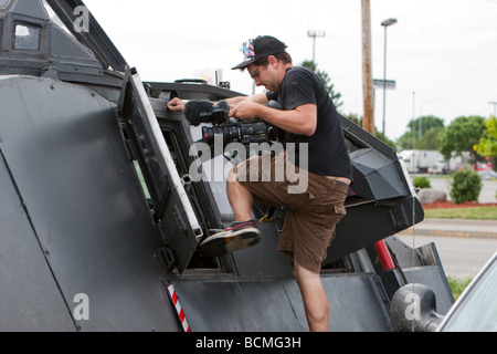 Discovery Channel Videofilmer steigt in die Tornado abfangen Fahrzeug 2 in Lincoln Nebraska 31. Mai 2009 Stockfoto