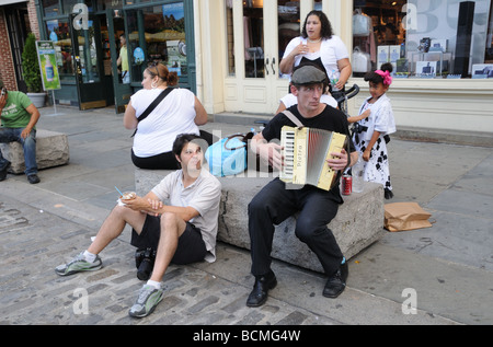 Ein Sommernachmittag in Manhattan South Street Seaport. 18. Juli 2009 Stockfoto