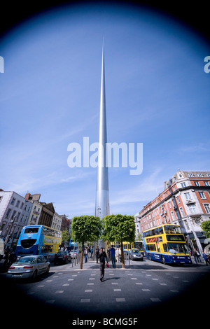 Millennium Spire und Tour Bus Dublin Irland Stockfoto