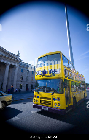 Millennium Spire und Tour Bus Dublin Irland Stockfoto