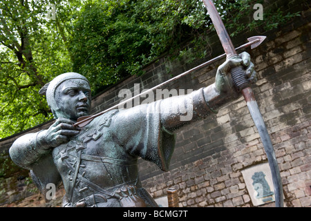 Statue von Robin Hood stehen außen Nottingham Castle Museum in Nottingham England Stockfoto