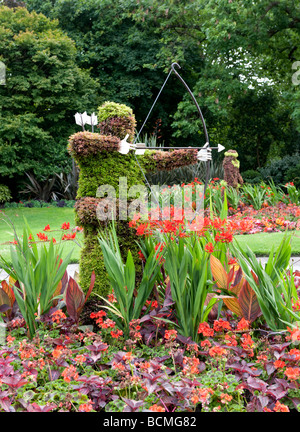 Statue von Robin Hood, hergestellt aus Blumen in Nottingham Castle Museum in Nottingham England Stockfoto