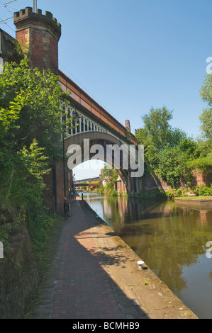 Manchester-Süd-Verbindung und Altrincham Rochdale Kanal Eisenbahnbrücke mit Blick auf Castlefield und Herzöge Lock 92 Stockfoto