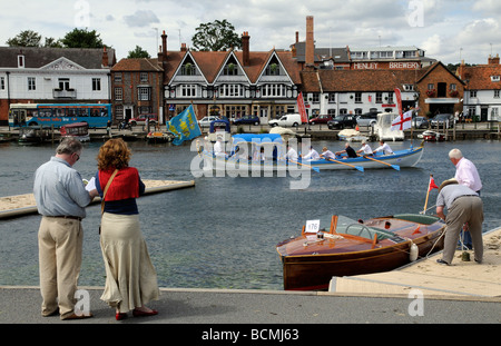 Henley auf Themse Oxfordshire England Themse Zuschauern das Royal Thamesis Schiff flussabwärts gerudert wird Stockfoto