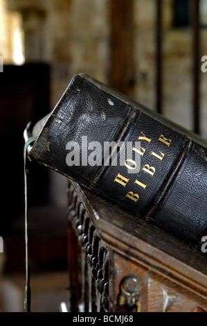 Bibel am Rednerpult in der Kirche Stockfoto