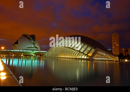 Palast der Künste Reina Sofia und l Hemisferic in der Abenddämmerung von S Calatrava City of Arts and Sciences Comunidad Valenciana Valencia, Spanien Stockfoto