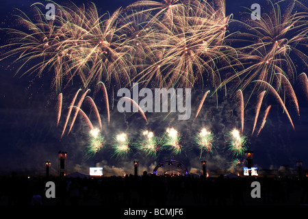 Berlin-Feuerwerk während der Pyromusikale am geschlossenen Flughafen Berlin Tempelhof EU DE DEU BRD Bundesrepublik Deutschland Stockfoto