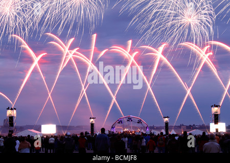 Berlin-Feuerwerk während der Pyromusikale am geschlossenen Flughafen Berlin Tempelhof EU DE DEU BRD Bundesrepublik Deutschland Stockfoto