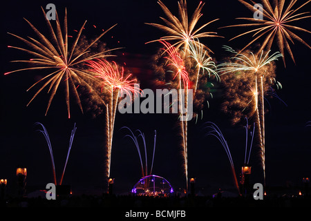 Berlin-Feuerwerk während der Pyromusikale am geschlossenen Flughafen Berlin Tempelhof EU DE DEU BRD Bundesrepublik Deutschland Stockfoto