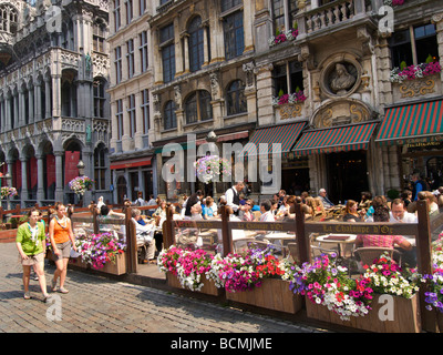 Menschen auf dem Grote Markt oder Grand Place in Brüssel an einem sonnigen Tag Stockfoto