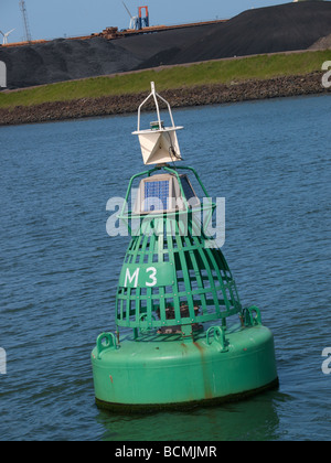 Moderne grüne Boje im Hafen von Rotterdam Kennzeichnung der Schifffahrtsweg mit Sonnenkollektoren, schalten Sie ihren Sender und Licht Stockfoto