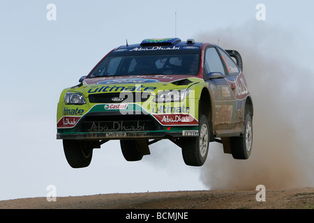 Finnlands Mikko Hirvonen und Beifahrer Jarmo Lehtinen Fliege in ihrem Ford Focus RS WRC rally Auto während der Rallye Sardinien 2009. Stockfoto