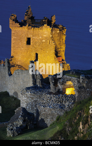 Urquhart Castle bei Dämmerung Loch Ness Highlands Schottland U K Stockfoto
